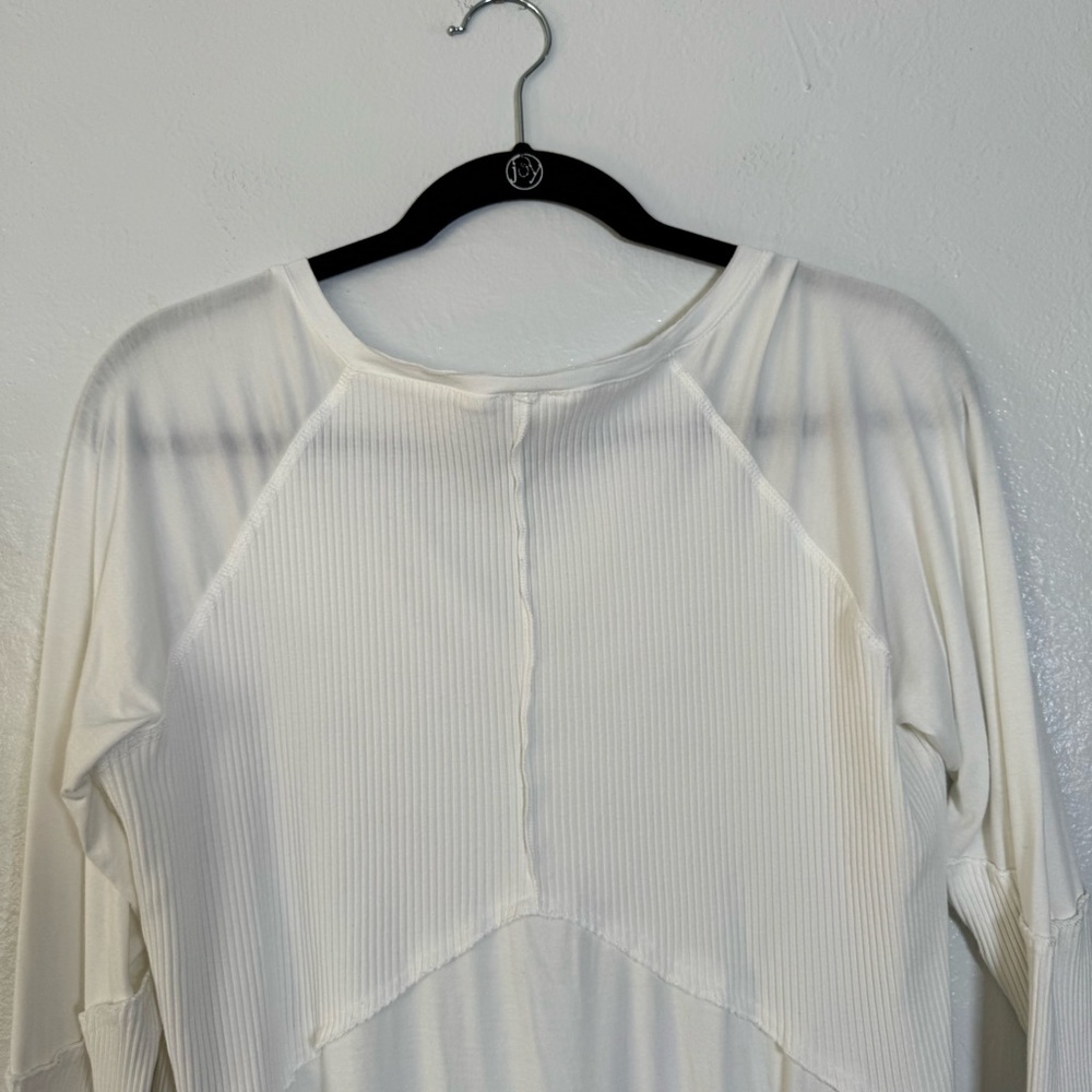 POL V-neck Ribbed Flowy Top - Picture 9 of 16